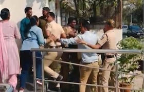 अहिल्यानगर : वर्गशिक्षकाकडून 4 विद्यार्थीनींवर लैंगिक अत्याचार, नराधम न्यायालयाजवळ पोहोचताच महिलांनी झोडपलं Crime News