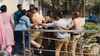 आहिल्यानगर : वर्गशिक्षकाकडून 4 विद्यार्थीनींवर लैंगिक अत्याचार, नराधम न्यायालयाजवळ पोहोचताच महिलांनी झोडपलं Mumbai Tak