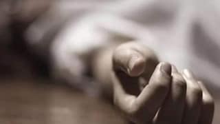 गरोदर बायकोचा मृतदेह घरात ठेवून नवऱ्याने पळ काढला, आई रक्ताच्या थारोळ्यात असताना चिमुकली मिठी मारुन बसली Mumbai Tak