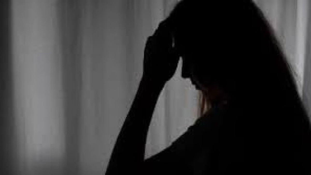 ऑर्केस्ट्रा मालकाने बळजबरीने दारू पाजली अन् जंगलात नेऊन अल्पवयीन नृत्यांगनेवर दोघांकडून बलात्कार... 