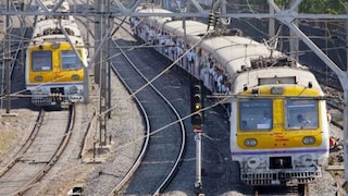 मुंबईची खबर: रेल्वे प्रवाशांसाठी गूड न्यूज! 19 फेब्रुवारीपासून 12 एसी लोकलसह 3 नव्या नॉन एसी लोकल सुरू... Mumbai Tak