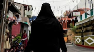 पुरुषासारखी चाल आणि बुटांमुळे उलगडलं सत्य, मुंबई लोकल ट्रेनच्या लेडीज डब्यातून बुरखा परिधान करणारा पुरुष ताब्यात Mumbai Tak