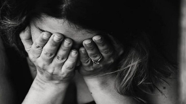 पुणे हादरलं! आईच्या मित्राचा अल्पवयीन मुलीवर लैंगिक अत्याचार; शाळेत सोडतो असं सांगून कारमध्ये बसवलं अन्... आईच्या मित्राचा मुलीवर लैंगिक अत्याचार