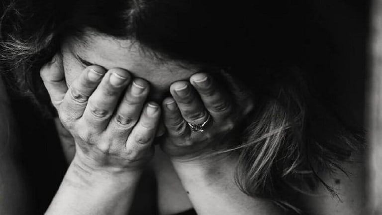 पुणे हादरलं! आईच्या मित्राचा अल्पवयीन मुलीवर लैंगिक अत्याचार; शाळेत सोडतो असं सांगून कारमध्ये बसवलं अन्... आईच्या मित्राचा मुलीवर लैंगिक अत्याचार