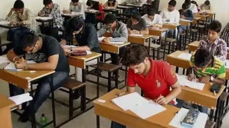 नागपूर: परीक्षेच्या तासाभरापूर्वी पेपर व्हॉट्सअॅप ग्रुपवर आला... 12 वीचे फिजिक्स-केमिस्ट्रीचे पेपर फुटले! तासाभरापूर्वी पेपर व्हॉट्सअॅप ग्रुपवर आला...