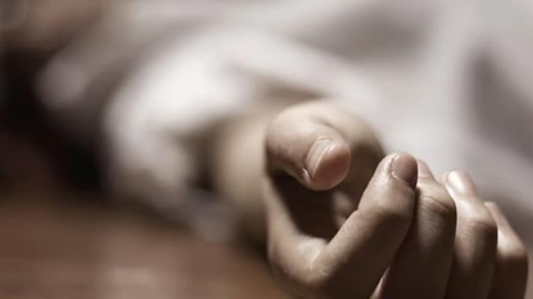 प्रेमप्रकरणातून तरुणाने रस्त्याच्या मधोमध स्कार्फने गळफास घेतला, मृतदेह मांडीवर घेऊन तरुणी ढसाढसा रडली Crime News