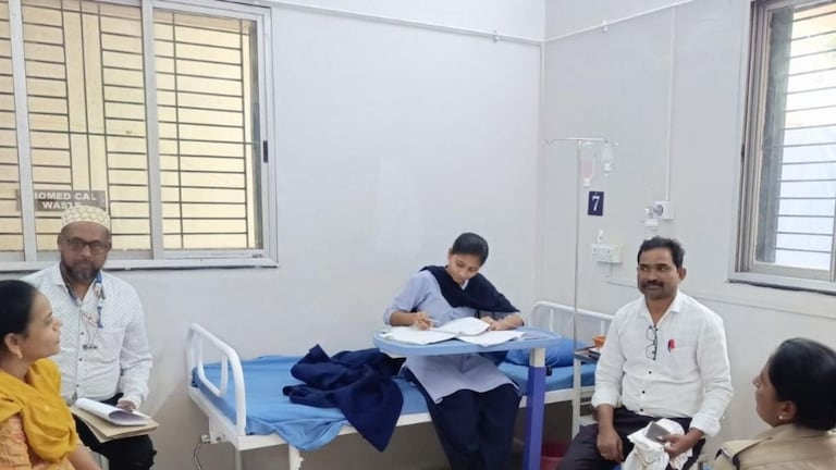 अकोल्यात बारावी बोर्डाच्या परिक्षा केंद्रावर विद्यार्थिनीची प्रकृती बिघडली, रुग्णालयात जाऊन सोडवला पेपर Akola news