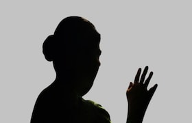 23 वर्षीय तरुणीवर अत्याचार, अश्लील व्हिडिओ बनवून व्हायरल केले... आरोपी फरार Crime News