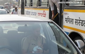 महिला पोलीस अधिकारी कारमध्ये बाळाला दूध पाजत असताना नराधमांचे अश्लील हावभाव, बसमधून नको ते केलं Crime News