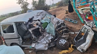 नगर-दौंड महामार्गावर भरधाव आलेल्या ट्रकने कारला चिरडलं, भीषण अपघातात तिघांचा जागीच अंत Mumbai Tak