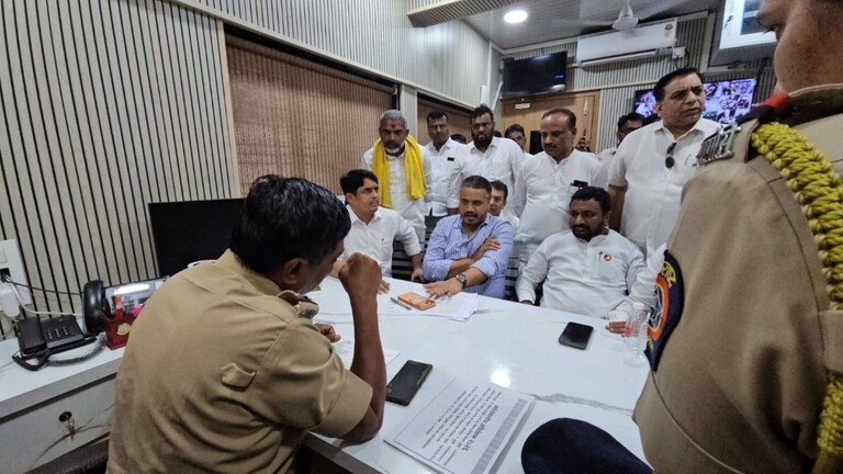 मरीन ड्राईव्ह पोलीस ठाण्यात डीसीपींसोबत शाब्दिक बाचाबाची झाल्यानंतर रोहित पवारांची पोस्ट, नेमकं काय म्हणाले? Rohit Pawar Facebook post