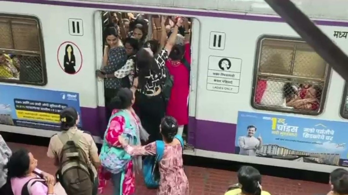 कल्याण रेल्वे स्थानकावर लोकलमध्ये महिलांनी एकमेकींच्या उपटल्या झिंझ्या, व्हिडिओ होतोय व्हायरल