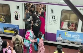 कल्याण रेल्वे स्थानकावर लोकलमध्ये महिलांनी एकमेकींच्या उपटल्या झिंझ्या, व्हिडिओ होतोय व्हायरल Mumbai Local