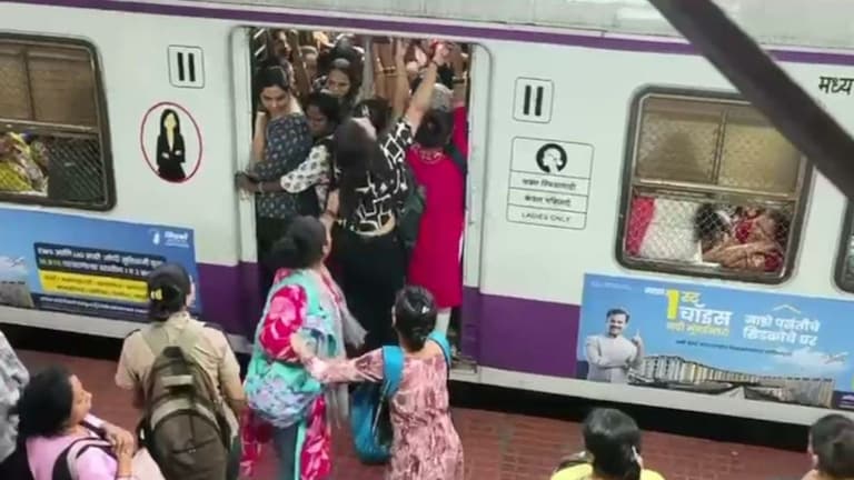 कल्याण रेल्वे स्थानकावर लोकलमध्ये महिलांनी एकमेकींच्या उपटल्या झिंझ्या, व्हिडिओ होतोय व्हायरल Mumbai Local