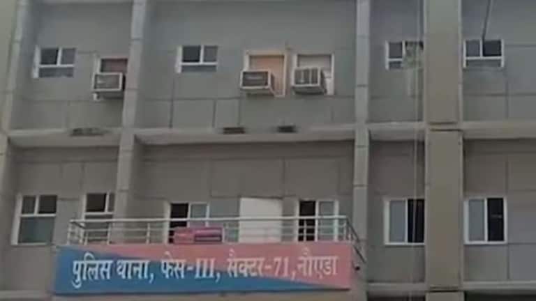 तरुणीचा मानसिक छळ, तीन पुरुष सतत करत होते ब्लॅकमेल, पंख्याला गळफास घेत संपवलं जीवन crime news