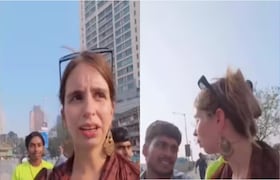 मुंबई : सेल्फीसाठी परदेशी महिलेच्या मागे लागले... तिने नकार देताच तरुणांचं 'ते' कृत्य! सेल्फीसाठी परदेशी महिलेच्या मागे लागलेल्या तरुणांचं कृत्य