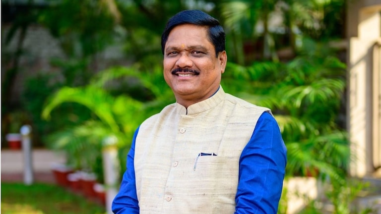 महाराष्ट्रातील खासदार दुबईत अडकला, कुटुंबियांशी संपर्क झाला का? नेमकं काय घडलं? Maharashtra Politics