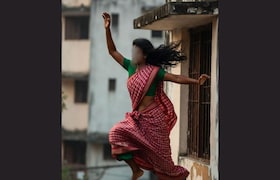 रात्री मोबाईलवरून झाला वाद, उडी मारत महिलेनं जीवन संपवल्याचा संशय, अंगणात आढळला मृतदेह crime news