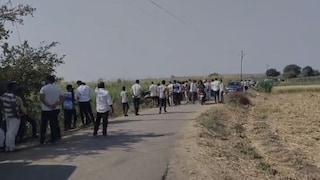 पुणे : भरदिवसा XUV कारमधून व्यापाऱ्याच्या मुलाचे अपहरण, पोलीस मागे लागताच आरोपींनी पळ काढला Mumbai Tak