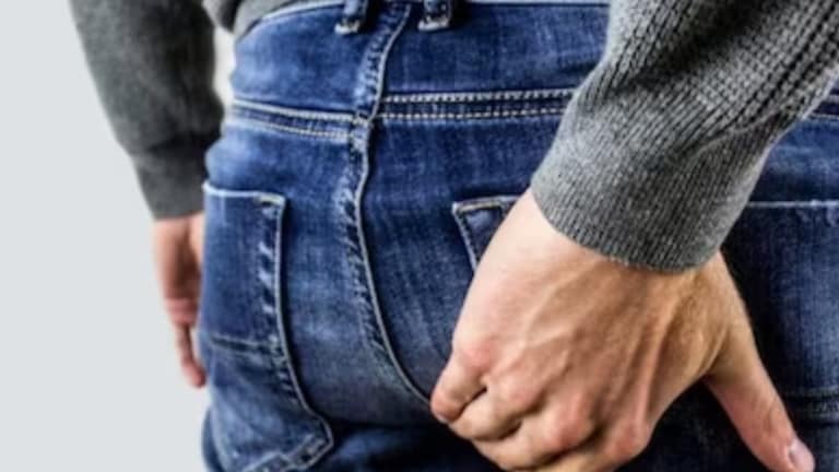 लोको पायलटला मूळव्याधाचा त्रास, रजेसाठी पँट उतरवून दाखवल्या जखमा, कर्मचाऱ्यांमध्ये संताप Crime news