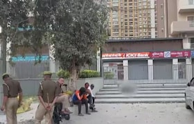 प्रेमसंबंधातील वादातून सोसायटीत तरुणाची गोळ्या झाडून हत्या, तरुणीने दोन भावांसमोर झाडल्या गोळ्या Crime News