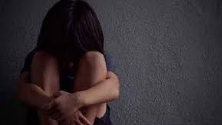 ट्युशनमध्ये अल्पवयीन विद्यार्थिनीचे लैंगिक शोषण, शिक्षकावर गंभीर आरोप Crime News