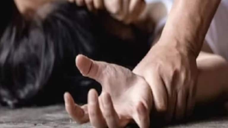 कारमध्ये तरुणीवर लैंगिक अत्याचाराचा प्रयत्न, पीडितेनं भीतीने धावत्या कारमधून मारली उडी, जंगलात घालवली रात्र crime news