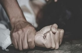 गोड बोलून गर्लफ्रेंडला बोलावून घेतलं, नंतर बॉयफ्रेंडसह चौघांकडून सामुहिक बलात्कार, तरुणीची प्रकृती गंभीर Crime News