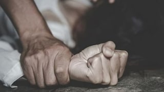 गोड बोलून गर्लफ्रेंडला बोलावून घेतलं, नंतर बॉयफ्रेंडसह चौघांकडून सामुहिक बलात्कार, तरुणीची प्रकृती गंभीर Mumbai Tak