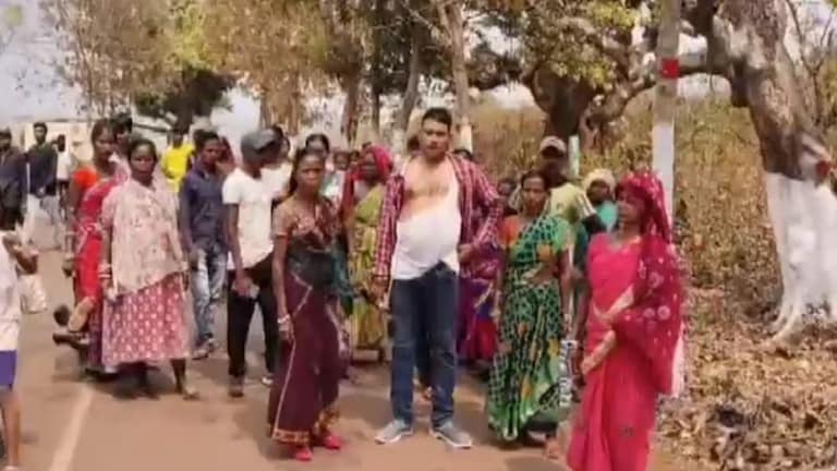 मुख्याध्यापकाचा गावातील महिलांशी शरीरसंबंधांचा प्रयत्न, तरीही पोलिसांनी गावकऱ्यांनाच केली अटक; नेमकं काय घडलं? Crime News