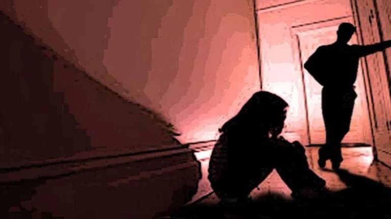 पुस्तके दाखवायला अल्पवयीन विद्यार्थिनीच्या घरी गेला अन् तिच्या रुममध्ये जाऊन केलं भयानक कांड, शिक्षक पोलिसांच्या ताब्यात Crime News