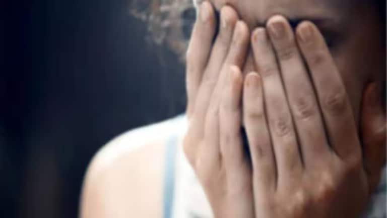 'नवऱ्याचे कर्ज माफ करतो..' हॉटेलमध्ये बोलवून वसुली कर्मचाऱ्याचा महिलेवर अत्याचार अन् नंतर पाठवली नोटीस; 'असे' उलगडले गुपित Crime News