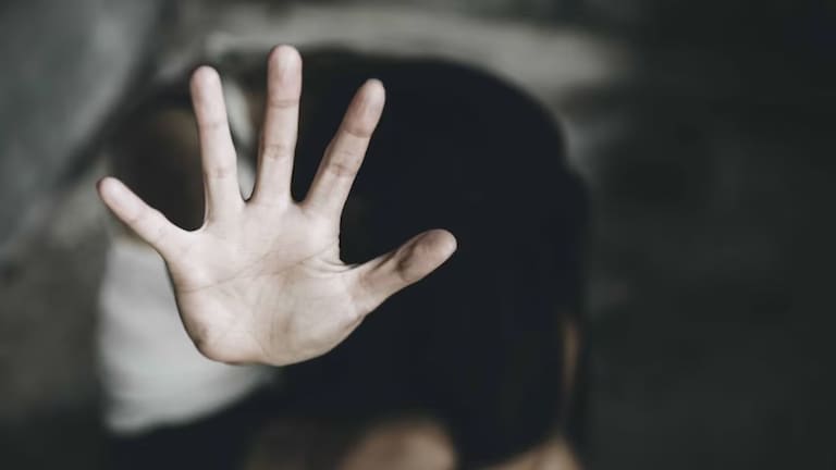 आठवीत शिकणारी विद्यार्थिनी गर्भवती, पोटात दुखू लागल्यानंतर सगळंच आलं समोर; नेमकं काय घडलं? Crime News