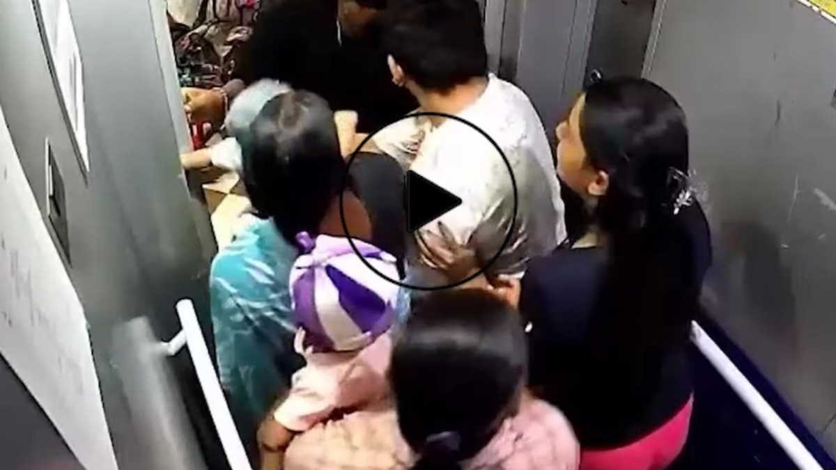 पुण्यात काळजाचा ठोका चुकवणारी घटना, चिमुरडीचे इवले हात लिफ्टच्या दारात अडकले, घटनेचा थरार CCTV मध्ये कैद 