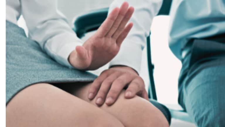 नर्सिंगचे शिक्षण घेणाऱ्या विद्यार्थिनीवर रुग्णालय व्यवस्थापकाकडून शरीसंबंधाची मागणी, कुटुंबीयांना जीवे मारण्याची दिली धमकी crime news