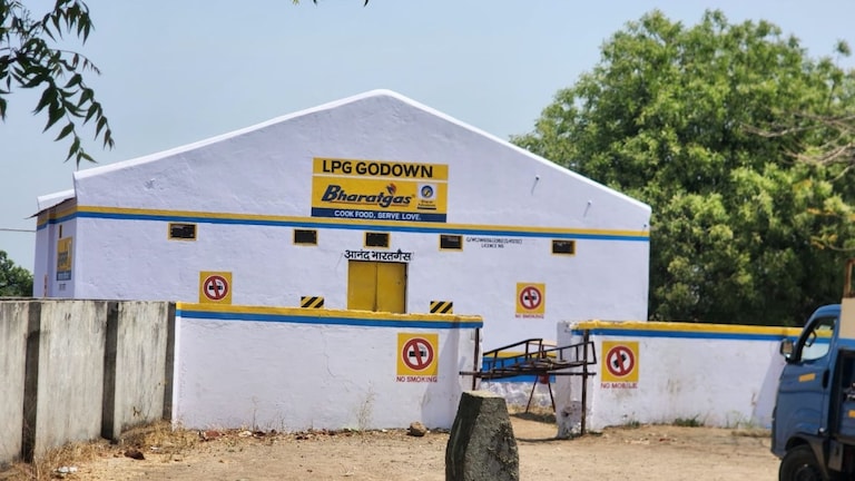 गॅस सिलिंडर चोरांचा सुळसुळाट, जालन्यात 110 सिलिंडर लंपास, नागरिकांमध्ये वेगळ्याच चर्चांना उधाण Jalna Gas Cylinder Theft