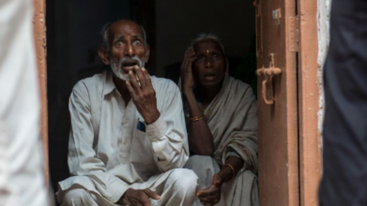 सोलापूर : जमिनीच्या वादातून दुहेरी हत्याकांड, मध्यरात्री घरात घुसून पुतण्यांकडून काका-काकीची निर्घृण हत्या 