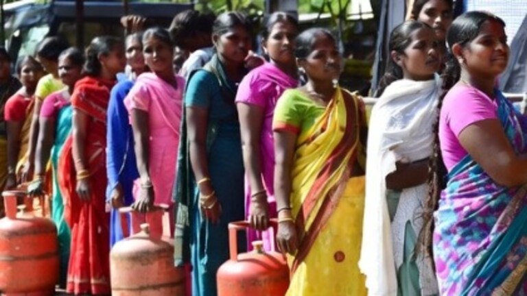 LPG Gas Cylinder : घर बसल्या मिळवा सिलेंडर, रांग वैगरे लावायची नाही.. फक्त करा 'एकच' गोष्ट LPG Gas Cylinder