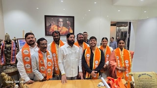 अकोला महानगरपालिकेत ठाकरे गटाला झटका, रात्री दोन वाजता जिल्हाध्यक्षांसह चार नगरसेवकांचा शिंदे गटात प्रवेश Mumbai Tak