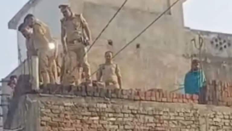 शौचालयाच्या छतावर आढळला तरुणाचा विवस्त्र मृतदेह, हातात कंडोमचे पाकीट अन्.., धक्कादायक प्रकरण Crime News