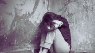 बायको कामावर गेल्यानंतर घरात सावत्र बापाचा 12 वर्षाच्या लेकीवर लैंगिक अत्याचार, नंतर जीवे मारण्याची दिली धमकी Mumbai Tak