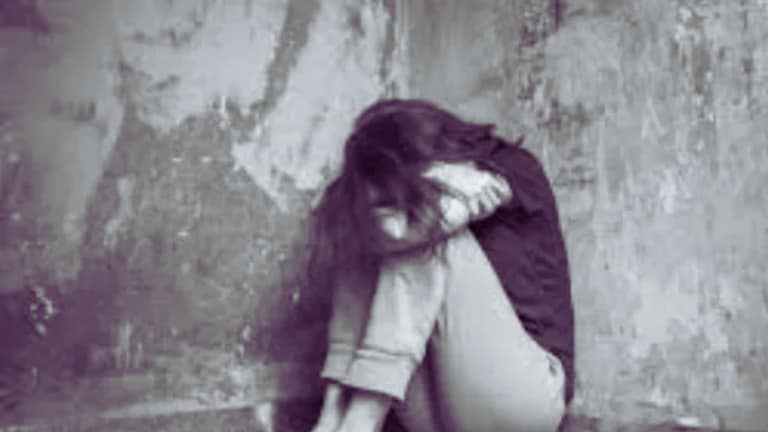 बायको कामावर गेल्यानंतर घरात सावत्र बापाचा 12 वर्षाच्या लेकीवर लैंगिक अत्याचार, नंतर जीवे मारण्याची दिली धमकी crime news