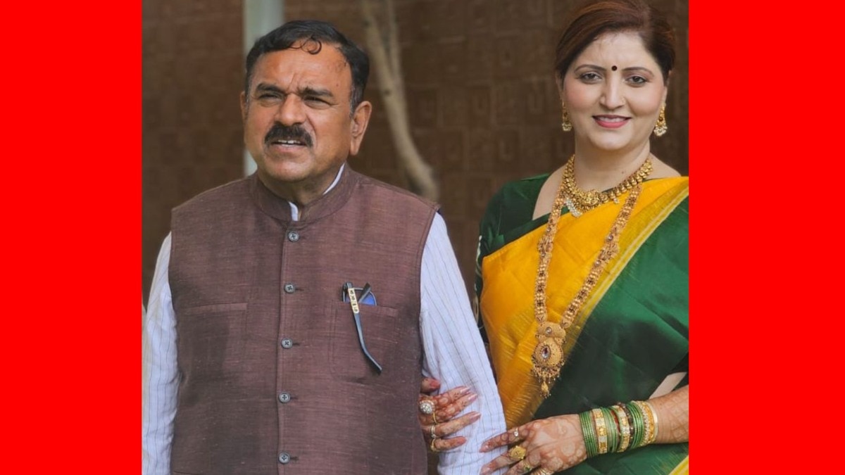 ashok kharat case as per sources after a brief discussion with cm devendra fadnavis rupali chakankar asked to step down from maharashtra state commission for women post immediately