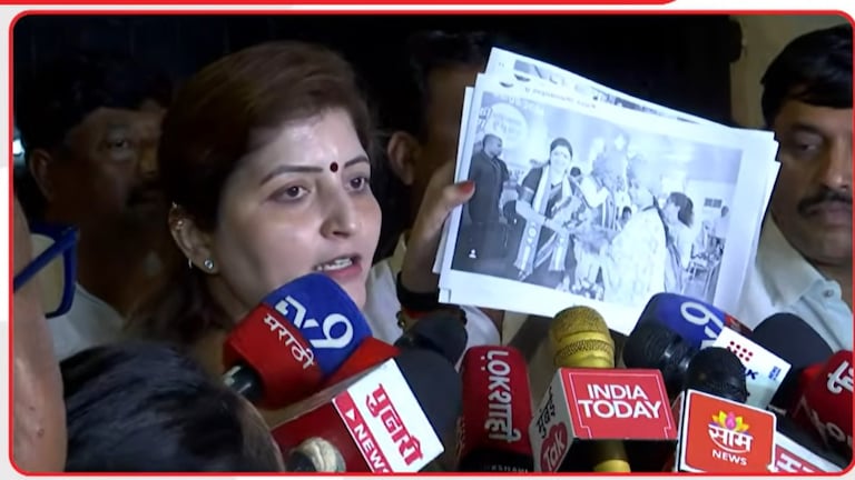 बोटावरच्या भल्या मोठ्या ड्रेसिंगचे फोटो स्वत: रुपाली चाकणकरांनीच दाखवले मीडियाला, म्हणाल्या... rupali chakankar herself showed photographs her dressing finger she send legal notices to those making false allegations direct rebuttal to accusations leveled by sushma andhare