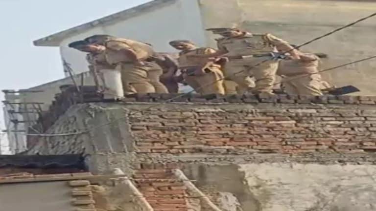 शौचालयाच्या छतावर तरुणाचा नग्न अवस्थेत मृतदेह, कंडोमचं आढळलं पॅकेट, तोंडातून येत होता फेस... भलतंच कांड समोर crime news