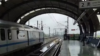 तरुणीची मेट्रोच्या ट्रॅकवर उडी..., प्रवाशांमध्ये मोठी खळबळ; पुढे काय घडलं? Mumbai Tak