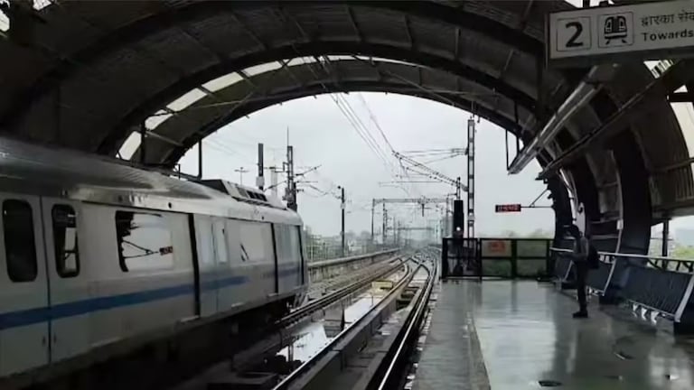 तरुणीची मेट्रोच्या ट्रॅकवर उडी..., प्रवाशांमध्ये मोठी खळबळ; पुढे काय घडलं? Metro station incident woman jumps on track