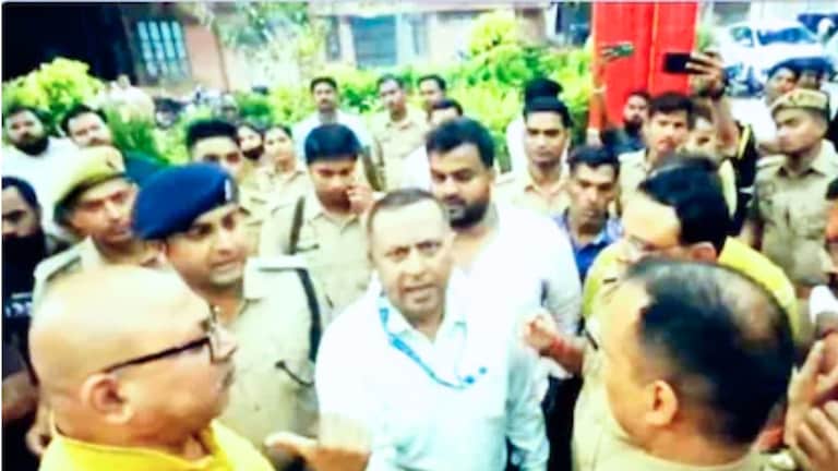 6 वर्षांच्या मुलीवर रेप, उपचारासाठी सरकारी रुग्णालयानं दिला नकार, अखेर तडफडून.. Crime News