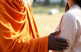 भररस्त्यात तरुणीला चुकीचा स्पर्श, ढोंगीबाबाचा लाज आणणारा प्रकार, व्हिडिओ व्हायरल crime news