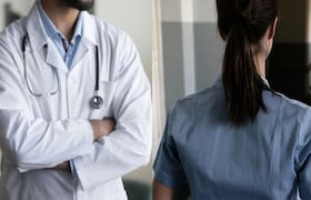 डॉक्टरने चोरुन काढले नर्सचे आक्षेपार्ह फोटो अन् त्यानंतर तब्बल तीन वर्ष नर्ससोबत घडलं भयानक Crime News